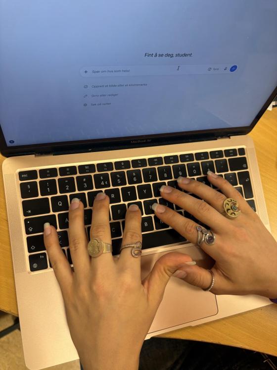 Student som er inne p&aring; en chatbot