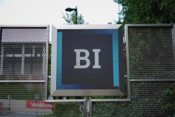 BI logoen utenfor BI i Oslo