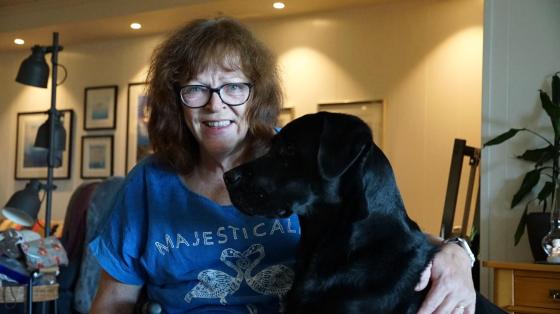 Anne-Margrethe Nyhus og servicehunden Imur  