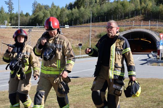 Brannpersonell utenfor tunnelen