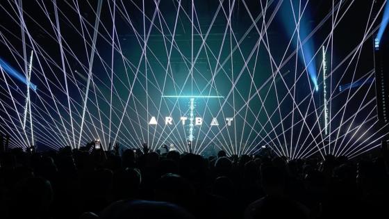 ARTBAT p&aring; scenen. masse strobelys.