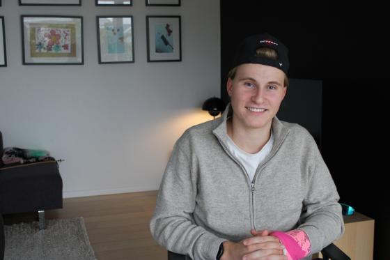 Gutt smiler til kamera