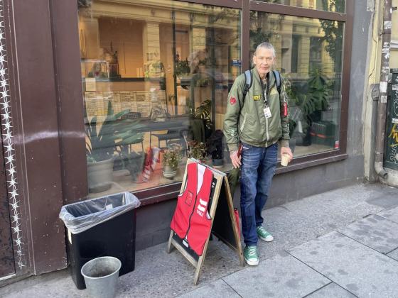 Frank st&aring;r utenfor Erlik Oslo-lokalene