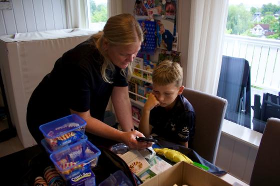Kaspian og mamma pakker diabetes-utstyr til leirskolen.