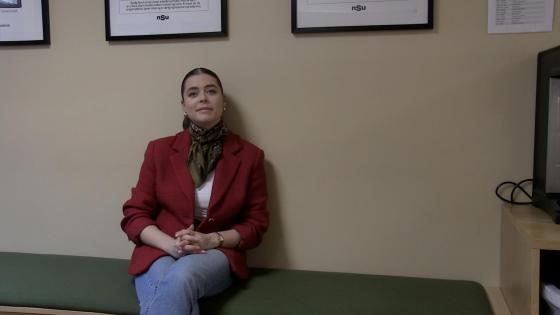 Eva Franko Aas sitter inne i lokalene hos NSO 