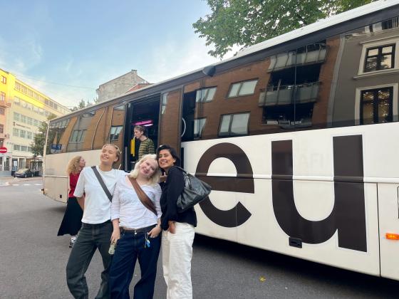 Tre jenter utenfor nieu sin humorbuss