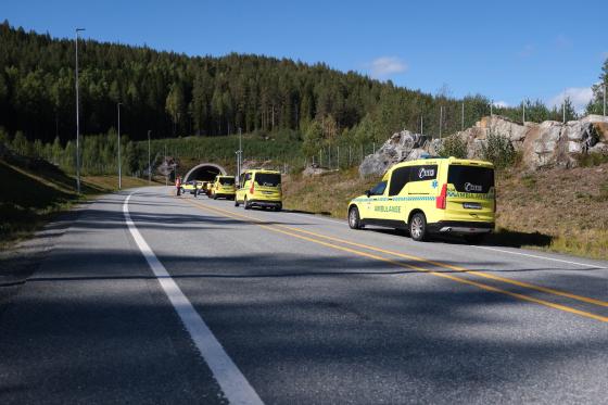 Ambulanser kj&oslash;rer inn i tunnelen