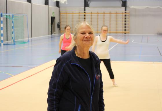 Brenda som står i hallen foran jentene.