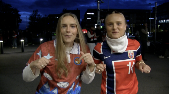 To jenter i Norge-drakt som ror foran Ullevål før kamp.