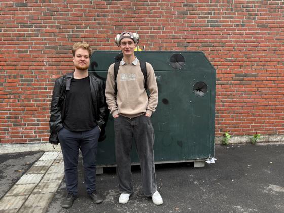 To studenter ved et returpunkt i Oslo 