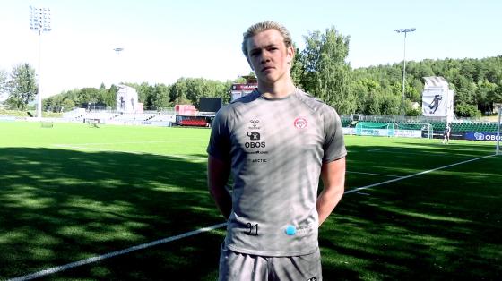 Darian Mink, keeper for klubben KFUM som står på fotballbanen etter trening