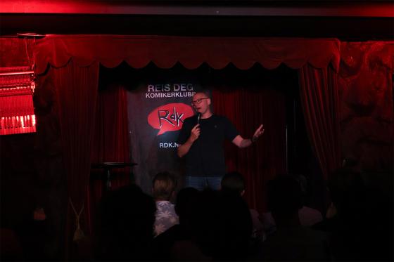 Joachim skage som holder standup