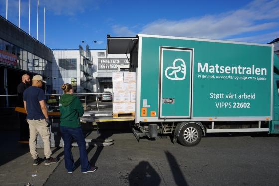 varene lastes opp på varebilen
