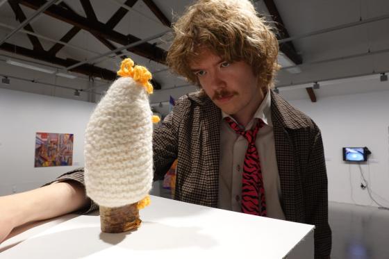 Tobias Sørensen Hosøy, KSS arrangør, har stirrekonkurranse med kunstverket Høna Turid