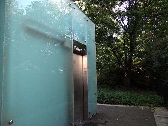 Et offentlig urinal 
