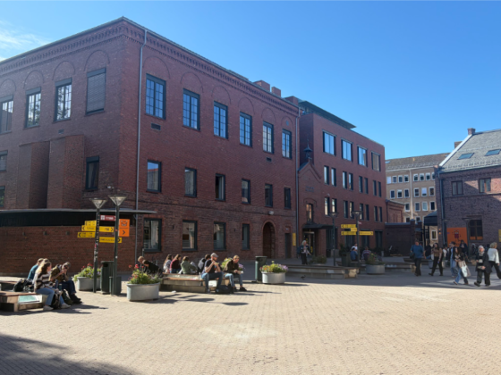 Utsiden av OsloMet p&aring; en solfylt dag