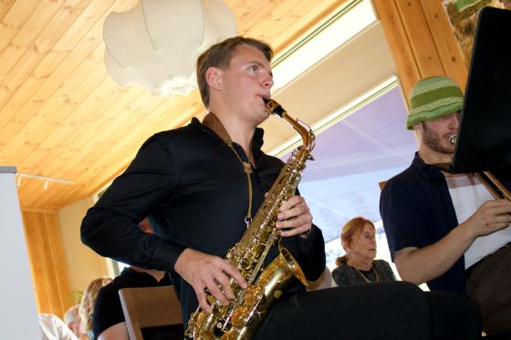 Stian Gotaas spiller saksofon