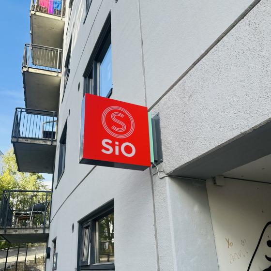 Sio skilt utanfor et SiO stundethus 