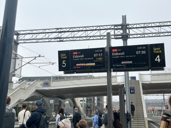 Pendlere venter p&aring; forsinkede tog.