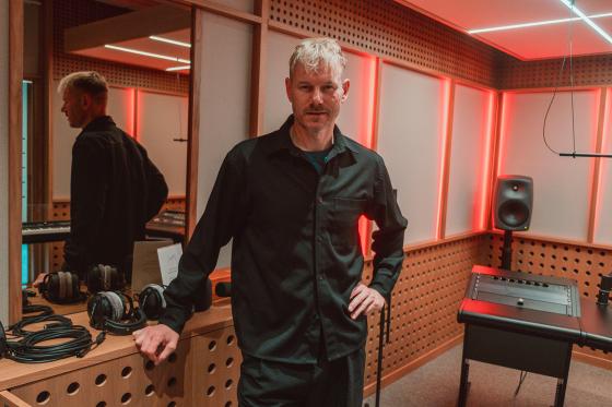Tom Hugo Hermansen st&aring;r i Tonos studio