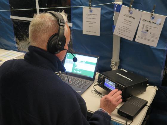 Truls opererer radioen.
