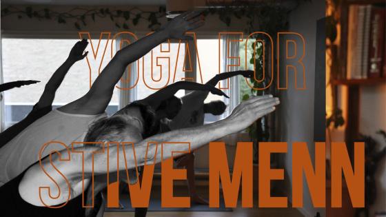 svarthvitt bilde av eldre menn som gjør yoga, gjennom en oransje tekst som er redigert inn gjennom mennene som sier yoga for stive menn