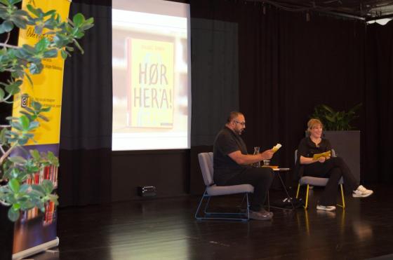 Forfatteren Gulraiz Sharif av boka "Hør her´a!" deltar på bokbad i regi av "OsloMet leser". 