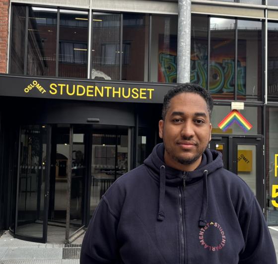 Leder i studenparlamentet på OsloMet Yosef Ihdego utenfor P52 på campus Pilestredet.