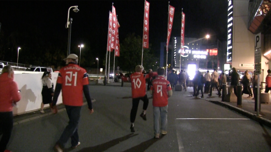 Tre personer i Norge drakt utenfor Ullevål Stadion