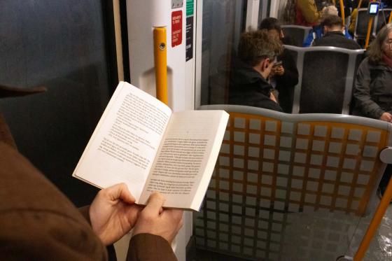 Mann som leser på tbanen, boken er på starten