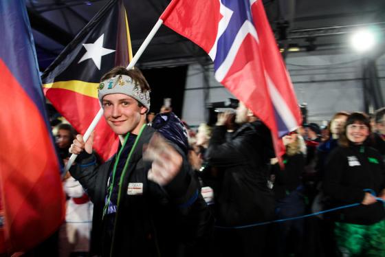 Birk Ruud smiler og holder det norske flagget, i bakgrunnen er det fult av mennesker. Foto: Caroline Dokken Wendelborg/ NIF, CC flickr 