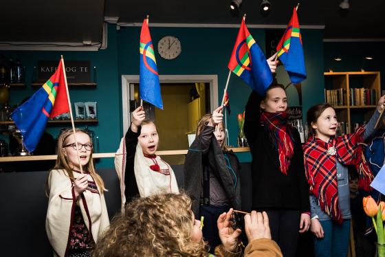 Samiske elever ved Prestvannet skole i Tromsø veiver med samiske flagg.