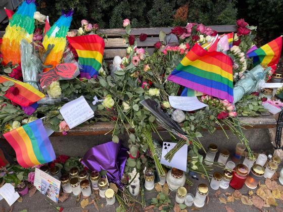 BLOMSTERHAV: Kim Friele minnes på benken hvor hun startet kampen for homofiles rettigheter, Foto, Martine Haugan 