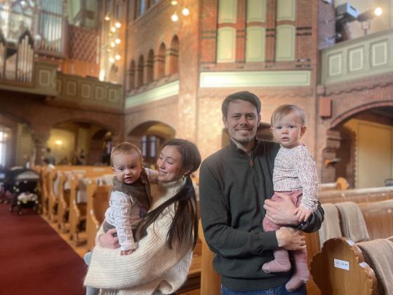 Invild Myklatun Reite og Jørgen Landsen med babyer i Sagene Kirke