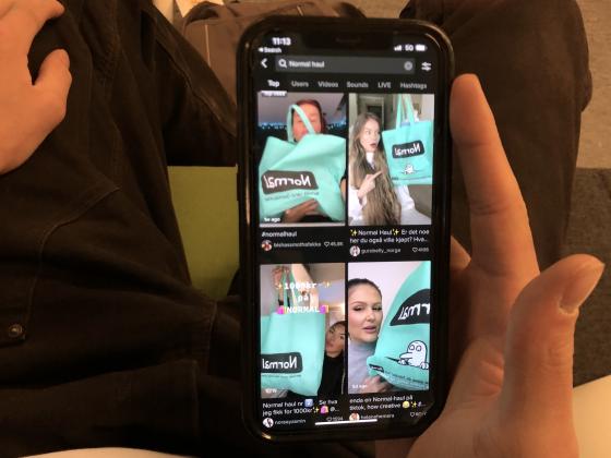 Bilde av TikTok skrolling på mobil. 