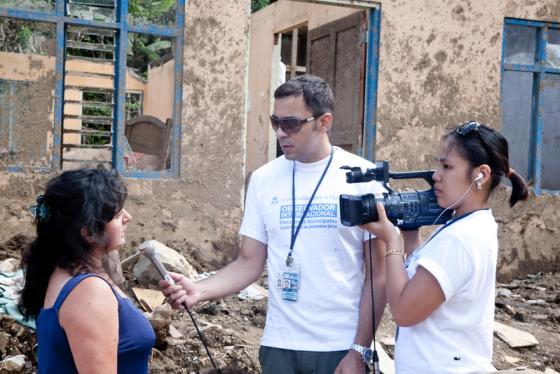 To journalister intervjuer en dame i Costa Rica