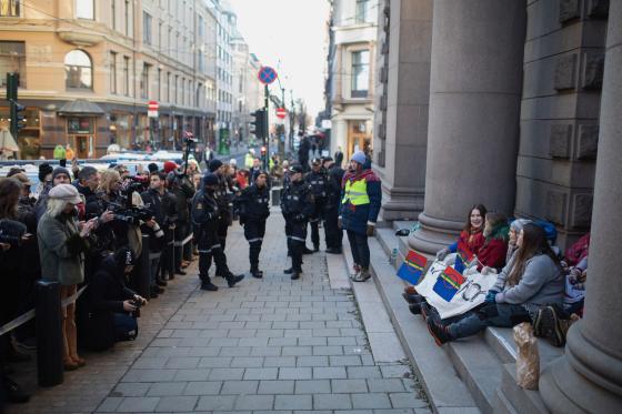 Bilde av politiet, demonstranter og presse