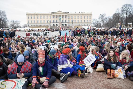 Bildet viser aksjonister foran slottet