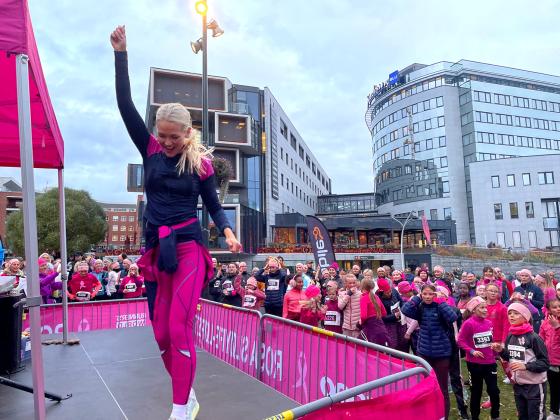 Instruktør Hedvig Bang-Førsund leder oppvarming for de påmeldte i Rosa sløyfe-løpet.