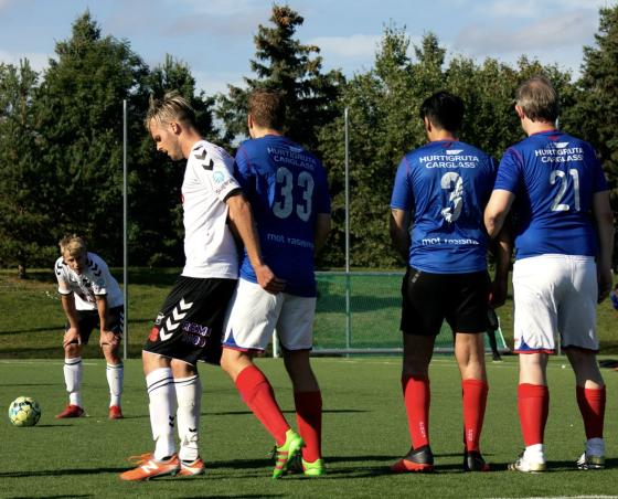 På treningskamp mellom Gatelagene til Vålerenga og ODD skal en spiller på ODD skyte straffe. 