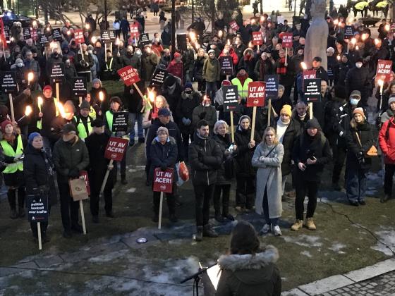 Demonstranter har samlet seg på Eidsvoll plass. Bjørnar Moxnes foran.