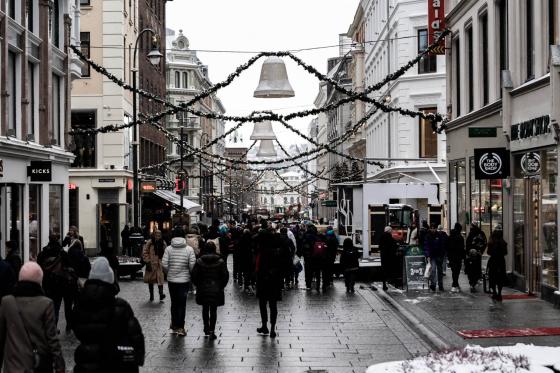 Folk på Karl Johans gate 