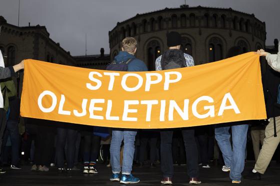 Flere demonstrerer mot boring i Wistingfeltet foran Stortinget i forbindelse med klimatoppmøte