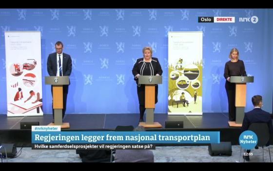 Erna Solberg, Guri Melbye, og Knut Arild Hareide står ved siden av hverandre på et podium, og legger frem den nasjonale transportplanen for 2022-2033.