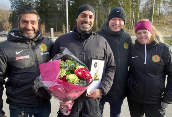 Adnan Naeem fikk blomster og diplom som vinner av årets ildsjel. 