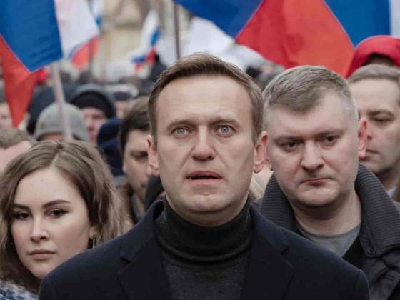 Aleksej Navalnyj med russiske flagg bak seg