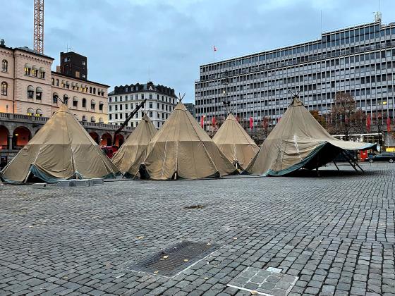 Seks store lavvoer under opprigging på Youngstorget