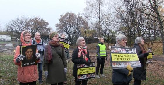 Eldre mennesker i amnesty protesterer mot Badawis dom. 