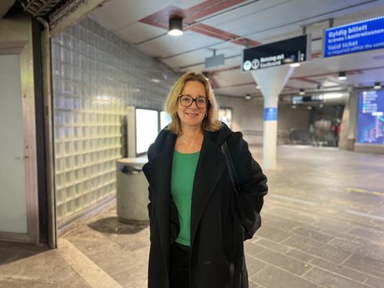 Her er Ane Stray-Pedersen på vei opp fra undergangen til t-banestoppet på Oslo S.