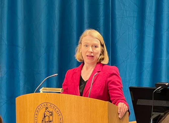 Utenriksminister taler til studenter ved Universitetet i Oslo. 